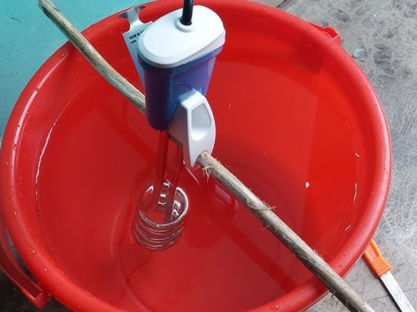 ইমারসন ব্যবহার করার উপায়ও বেশ সহজ৷ এই রডকে বালতিতে জল নিয়ে ডুবিয়ে রাখতে হয়৷ স্যুইচ অন করলেই জল গরম হয়৷ বেশ কম গরম হয়ে যায় এক বালতি জল৷