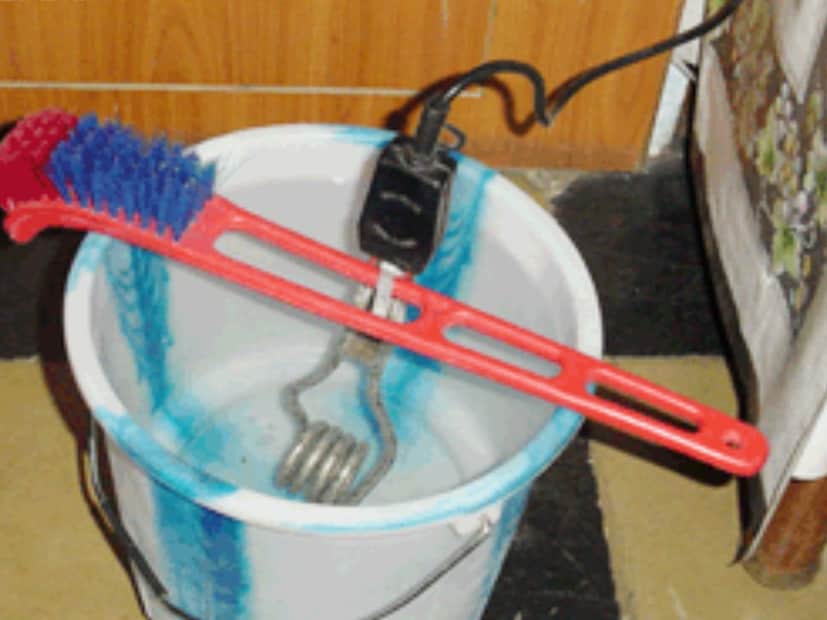 গিজার হোক বা ইমারসন রড, যে কোনও জিনিসের দামই স্থান বিশেষ বদলে যায়৷ আলাদা আলাদা কোম্পানির ক্ষেত্রেও দামের ফারাক হতে পারে৷ তবে মোটামুটি ভাবে বলা যায় বাজারে ২০০ থেকে ৬০০ টাকার মধ্যেই কিনতে পাওয়া যায় ইমারসন রড৷ 