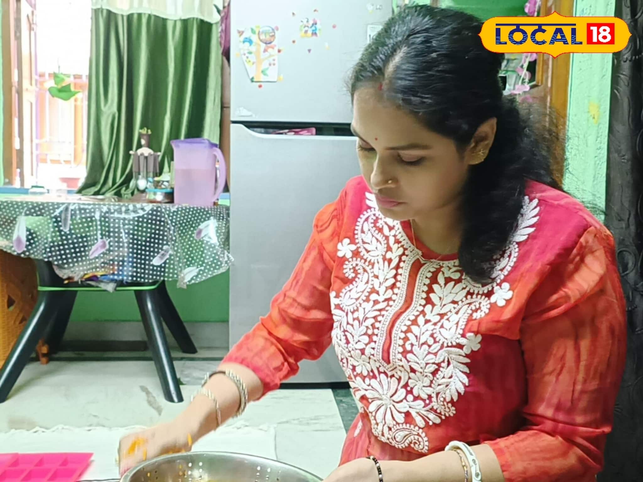 Business Idea: হলদিয়ার গৃহবধূর দুর্দান্ত বিজনেস আইডিয়া! পুজোর ফেলে দেওয়া ফুল দিয়ে বানাচ্ছেন সাবান, ব্যাপক চাহিদায় লাভ হচ্ছে প্রচুর Business Idea: হলদিয়ার গৃহবধূর দুর্দান্ত বিজনেস আইডিয়া! পুজোর ফেলে দেওয়া ফুল দিয়ে বানাচ্ছেন সাবান, ব্যাপক চাহিদায় লাভ হচ্ছে প্রচুর