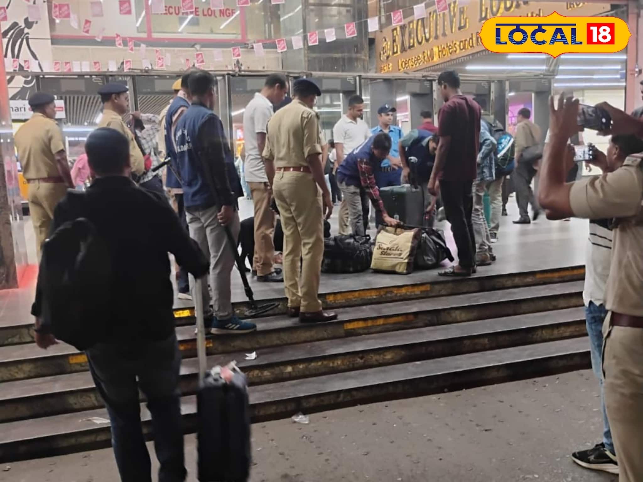 Delhi Car Blast : দিল্লিতে বিস্ফোরণের পরেই হাই অ্যালার্টে হাওড়া ব্রিজ, স্টেশন! গাড়ি থামিয়ে তল্লাশি, এলাকায় নিরাপত্তার বজ্র আটুঁনি