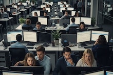 এক নোটিসে চাকরি গেল সবার! ‘আজই শেষ দিন’ জানিয়ে একসঙ্গে ৩০০ জনকে বরখাস্ত করল HR, অফিসে অবাক কাণ্ড! তার পর যা হল...