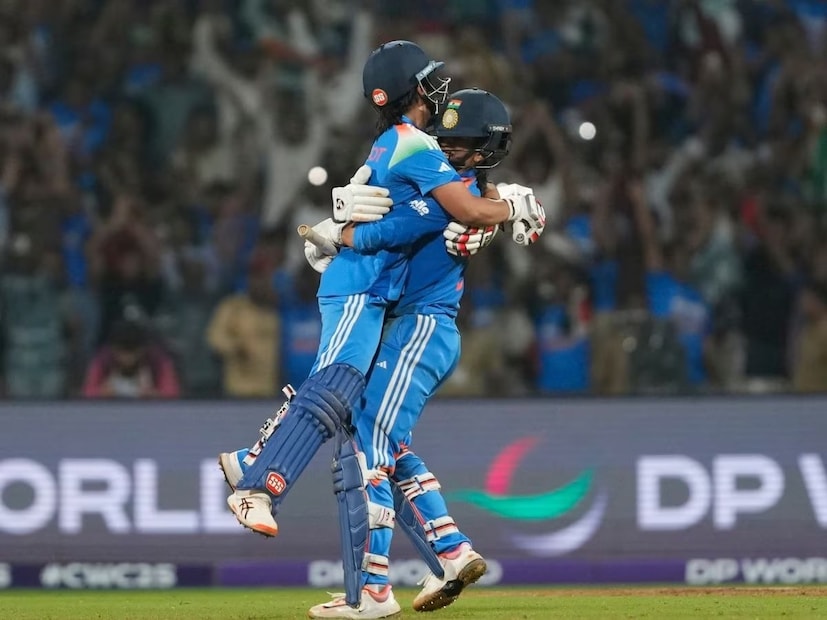 এদিকে ব্যাটের পর এদিন বল হাতেও কাঁপাকাঁপি পারফরম্যান্স শাফালি ভর্মার৷ তিনি ২ উইকেট অন্যদিকে অর্ধশতরান করা দীপ্তি শর্মার বোলিং ফাঁসে হাঁসফাঁস করতে থাকে দক্ষিণ আফ্রিকা ফলে তাঁর দখলে যায় ৫ উইকেটে৷ ফলে ধীরে ধীরে উইকেট খোয়াতে থাকে প্রোটিয়া বাহিনী৷