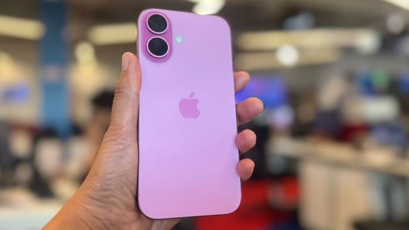 ক্রোমা তাদের iPhone 16 ডিল বেশ গর্বের সঙ্গে তুলে ধরেছে। সমস্ত ছাড় এবং অন্যান্য অফার মিলিয়ে ৪০,০০০ টাকারও নীচে মডেলটির দাম নেমে আসবে। এই বিষয়ে এবার বিস্তারিত তথ্য জেনে নেওয়া যাক।