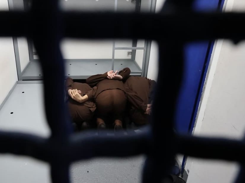 ইজরায়েলের মাটির নীচে গোপন এক কারাগারে কয়েক ডজন ফিলিস্তিনিকে বছরের পর বছর আটকে রাখার ভয়াবহ চিত্র উঠে এসেছে। এদের মধ্যে অন্তত দুজন সাধারণ নাগরিক, যাদের বিরুদ্ধে কোনও অভিযোগ বা বিচার ছাড়াই বন্দী করে রাখা হয়েছিল। 