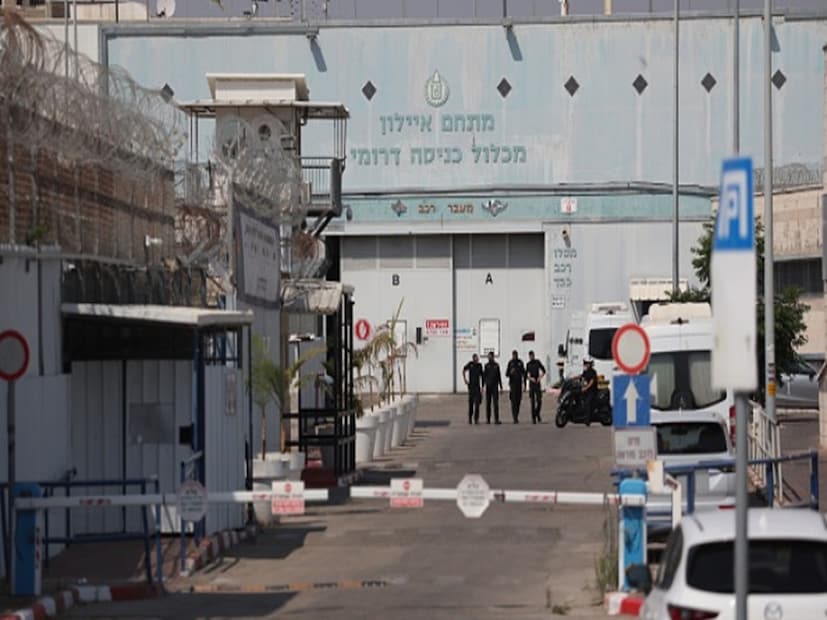 ওই দুজনের একজন হাসপাতালের নার্স এবং অন্যজন খাবার বিক্রেতা। তারা জানিয়েছেন, বন্দী অবস্থায় নিয়মিত মারধর, অমানবিক আচরণ, এমনকি সূর্যের আলো পর্যন্ত দেখতে না পাওয়ার মতো নির্যাতনের শিকার হয়েছেন।