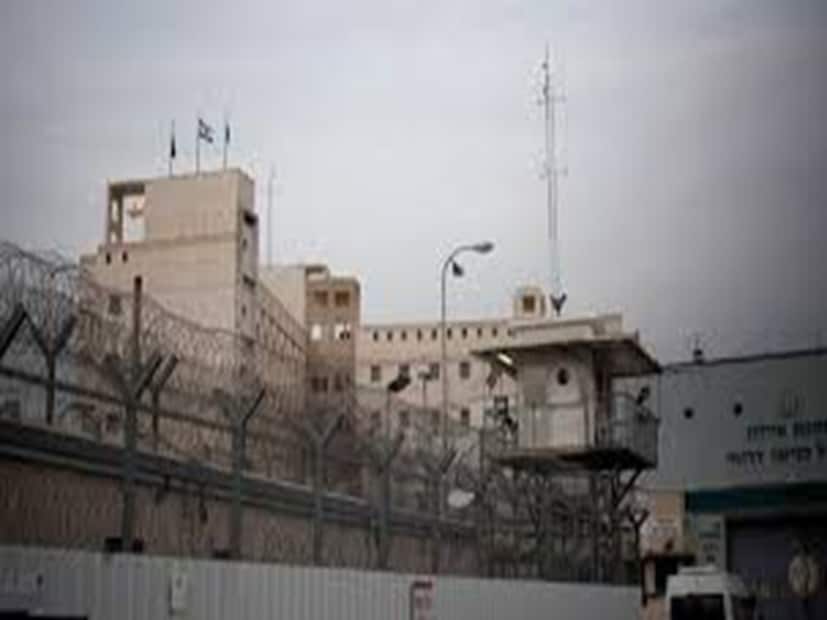 মানবাধিকার সংগঠনটি বলেছে, এই বন্দীদের বেশিরভাগই সাধারণ নাগরিক, যাদের গাজা থেকে আটক করা হয়েছিল, তাদের অনেকের বিরুদ্ধে কোনও অভিযোগ আনা হয়নি, তবুও মাসের পর মাস মাটির নিচে বন্দী রাখা হয়। গত অক্টোবরে গাজা যুদ্ধবিরতির পর ১ হাজার ৭০০ ফিলিস্তিনি মুক্তি পান, যার মধ্যে খাবার বিক্রেতা ওই তরুণও ছিলেন। তবে নার্সটি এখনো রাকেফেতে বন্দী আছেন।