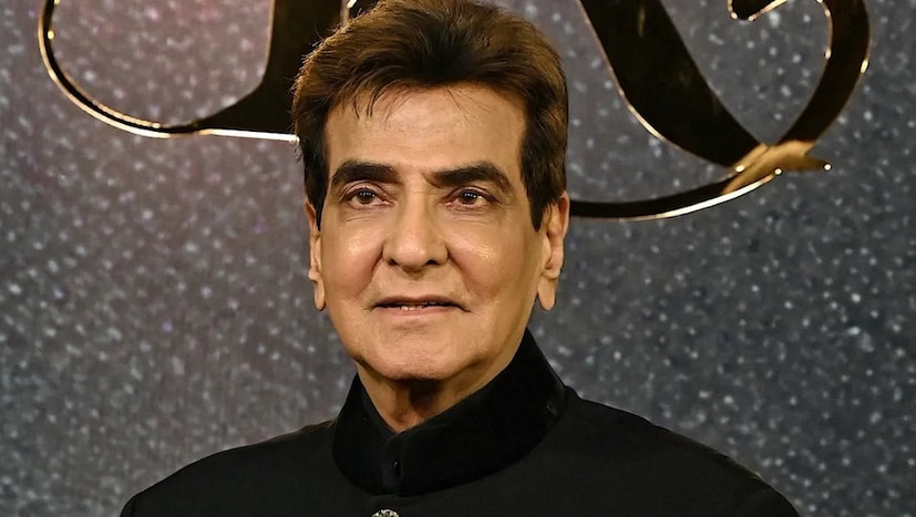 অভিনেতা যখন অনুষ্ঠানস্থলে প্রবেশ করছিলেন তখনই এই ঘটনাটি ঘটে। ছবিতে দেখা যাচ্ছে, সভাস্থলে ঢোকার মুখে হাঁটতে গিয়ে প্রবীণ অভিনেতা জিতেন্দ্র হুমড়ি খেয়ে পড়লেন৷ মুহূর্তের জন্য ভারসাম্য হারিয়ে মাটিতে পড়ে যান তিনি। আশেপাশের লোকেরা তাঁকে সাহায্য করতে ছুটে আসেন এবং তুলে ধরেন। 