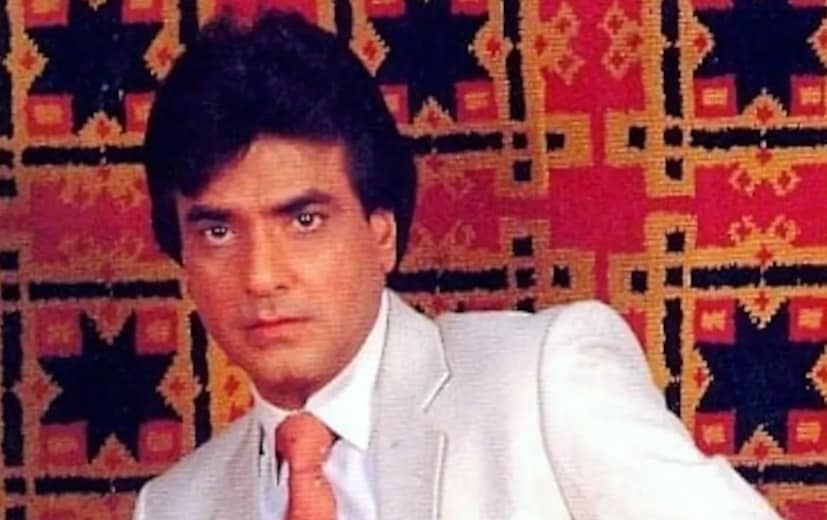 তিনি তাঁর স্বামী সঞ্জয় খান এবং তাঁদের চার সন্তান - সুজান খান, সিমোন অরোরা, ফারাহ আলী খান এবং জায়েদ খানকে রেখে গিয়েছেন। 