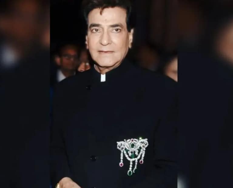 ইন্টেরিয়র ডিজাইনার এবং প্রাক্তন মডেল জারিন খানের স্মরণে আয়োজিত এই প্রার্থনা সভায় সিনেমার জগতের বহু তারকা উপস্থিত হন। এসেছিলেন রানি মুখোপাধ্যায়, হৃতিক রোশন, সাবা আজাদ, আলি গনি, জেসমিন ভাসিন এবং অন্যান্যরা, যারা তাঁদের শেষ শ্রদ্ধা জানাতে এসেছিলেন।