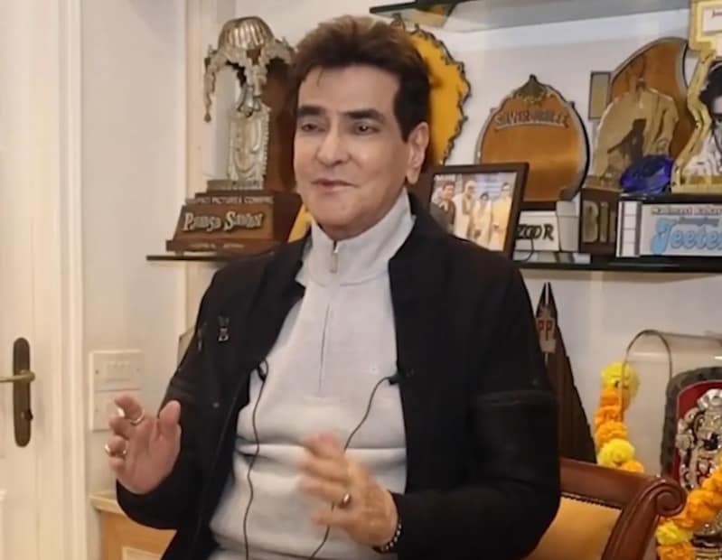 একই দিনে তাঁর শেষকৃত্য অনুষ্ঠিত হয়, তাঁর ছেলে জায়েদ খান হিন্দু ঐতিহ্য অনুসারে শেষকৃত্য সম্পন্ন করেন।