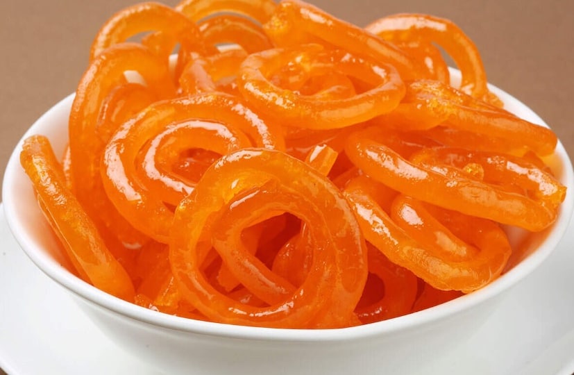 এক কথায় বলতে গেলে এই জিলিপি তার নিজস্ব স্বাদ, গন্ধ, এবং আঙ্গিকে একটি অনন্য স্থান দখল করে নিয়েছে।