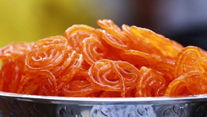 দোকান ব্যবসায়ী ও এই জিলিপির কারিগর হারাধন মোদক জানান, “প্রায় কুড়ি বছর আগে আমি প্রথম এই জিলিপি তৈরি করা শুরু করি। প্রথম দিকে মানুষ খুব একটা চিনত না, কিন্তু এখন এর চাহিদা এত বেড়ে গেছে যে প্রতিদিন প্রায় একশো থেকে দেড়শটি জিলিপি বিক্রি হয়। এই অনন্য স্বাদের জিলিপি আজ ডমনকিয়ারি মোড়ের পরিচয় হয়ে উঠেছে। স্থানীয় এলাকা তো বটেই, পুরুলিয়ার বিভিন্ন প্রান্ত থেকেও বহু মানুষ শুধুমাত্র এই জিলিপির জন্য ছুটে আসেন।”