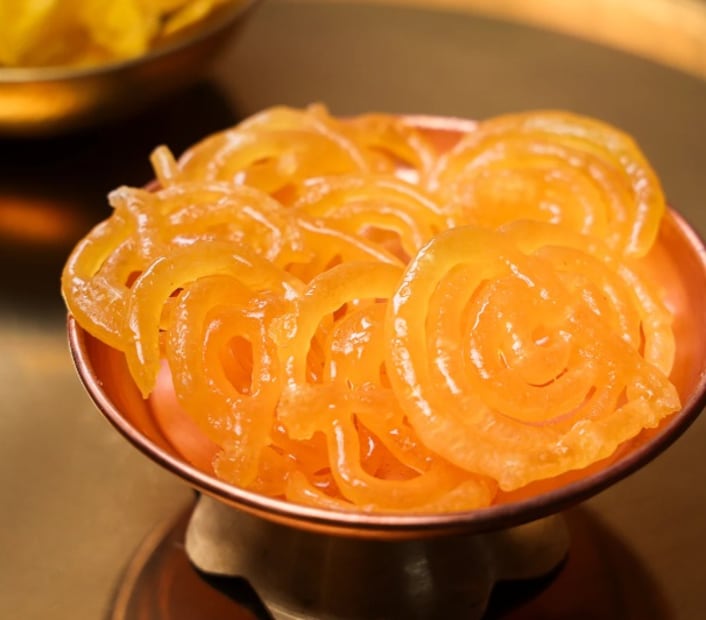 বিউলির জিলিপির মিষ্টতা, সুগন্ধ, এবং হালকা কড়মড়ে ভাব পুরুলিয়ার মিষ্টির জগতে আজ এক নতুন পরিচিতি এনে দিয়েছে।