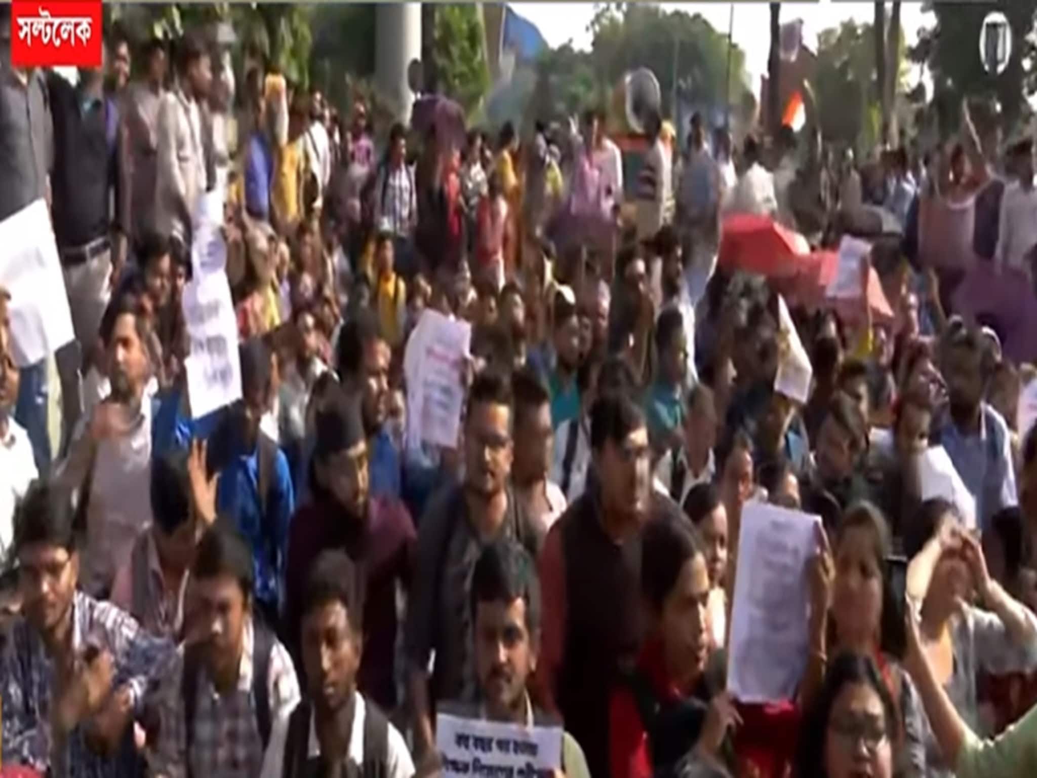 SCC News : ১০০% নম্বরেও ইন্টারভিউতে নেই! দুর্নীতির অভিযোগে বিকাশ ভবন অভিযানে প্রার্থীরা