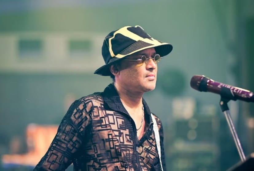 শুধুমাত্র গান গাওয়ার উপর মনোযোগ দিতে শুরু করেন জুবিন। এই সময়েই তিনি তাঁর প্রথম অসমীয়া অ্যালবাম 