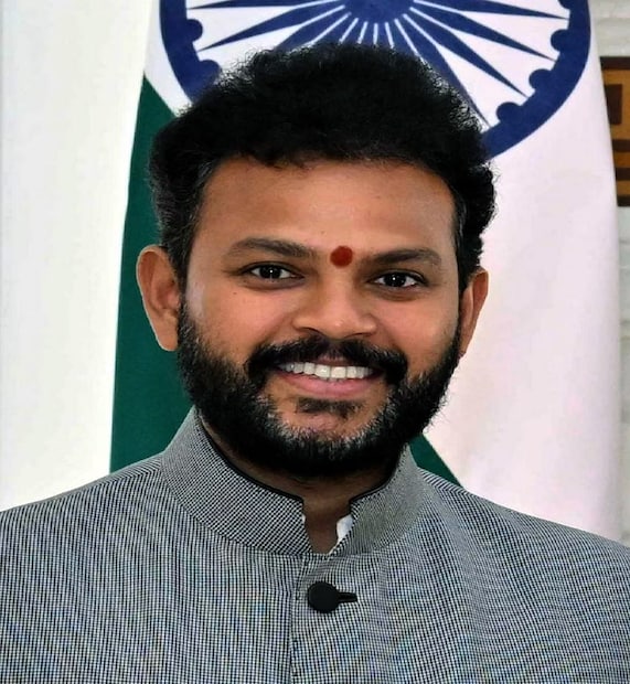 কিনজরাপু রাম মোহন নাইডু: কেন্দ্রীয় অসামরিক বিমান চলাচল মন্ত্রী এবং যুব সাংসদ। শাসন, এভিয়েশন সংস্কার এবং স্থানীয় উন্নয়নমূলক কাজে বিশেষ ভূমিকা রয়েছে।