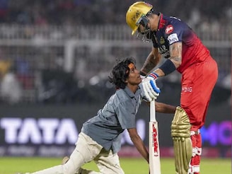 মাঠে ঢুকে কোহলিকে প্রণাম! ইডেনে ঢুকে পড়া আর কি সম্ভব? দিল্লি বিস্ফোরণের পর যা হচ্ছে...