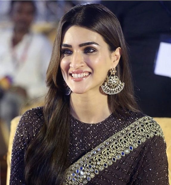 কৃতি স্যানন: বলিউড অভিনেত্রী। মিমি, বরেলি কি বরফি-সহ একাধিক জনপ্রিয় সিনেমায় অভিনয়ের জন্য পরিচিত।