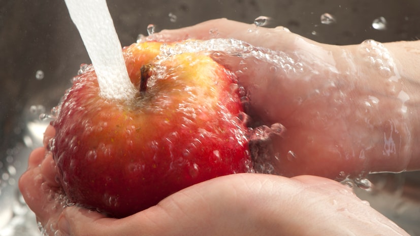 সাধারণত এই ধরণের ফলগুলি দীর্ঘ সময় টাটকা দেখাতেই ফলে মেশানো হয় বিশেষ ধরণের এক কেমিক্যাল। আমরাও একপ্রকার বাধ্য হয়ে কিনে খাই সেই ফল। কিন্তু এক্ষেত্রে বিশেষজ্ঞরা বলেন, একটু সচেতন হলে ফলমূল থেকে ফরমালিন অনেকটাই দূর করা সম্ভব।