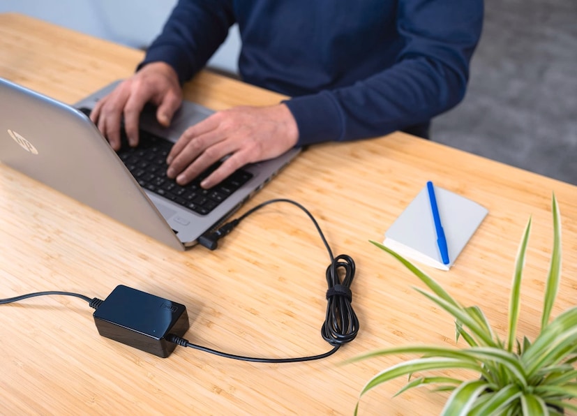 অনেক ল্যাপটপ ইউজার প্রায়শই ভাবেন যে, তাদের ল্যাপটপ ক্রমাগত চার্জ করা কি ক্ষতিকর। সম্প্রতি একটি অনলাইন পোস্ট এই প্রশ্নটিকে আবার আলোচনায় এনে ফেলেছে। পোস্টটিতে একটি ল্যাপটপ চার্জিং দেখানো হয়েছে, যার ক্যাপশন ছিল, 