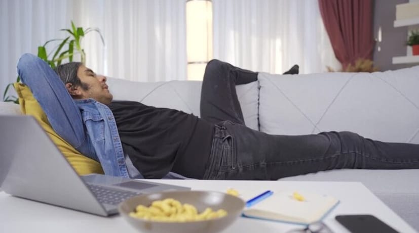 গবেষণা অনুসারে, ভিটামিন বি১২ এর অভাব অলস বোধ করতে পারে। অতএব, ভিটামিন বি১২ সমৃদ্ধ খাবার খান। ভিটামিন বি১২ একটি গুরুত্বপূর্ণ পুষ্টি উপাদান যা সুস্থ স্নায়ু কোষ এবং রক্তকণিকা বজায় রাখতে সাহায্য করে। এটি আপনার শরীরকে ডিএনএ তৈরিতেও সাহায্য করে।