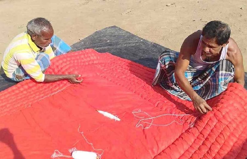 সেই লেপে সুগন্ধের জন্যে দেওয়া হতো আতর। এখন অবশ্য উচ্চমূল্যের কারণে মখমলের কাপড় ব্যবহার হয় না। কিন্তু চিরায়ত সেই লাল কাপড়েই কিন্তু বানানো হয় লেপ। কিন্তু হঠাৎ হলুদ, সবুজ, নীল ছেড়ে কেন রং হল লাল? এর পিছনে কি আছে বড় কোনও কারণ?