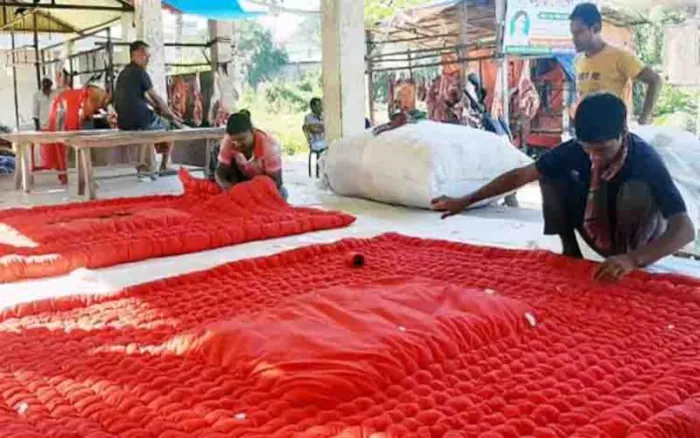 শোনা যায়, বাংলা, বিহার, ওড়িশা-সহ অবিভক্ত বাংলার প্রথম নবাব মুর্শিদকুলি খাঁ-এর আমল থেকেই রীতি অনুযায়ী লাল মখমলের কাপড় ব্যবহার করে লেপ সেলাই করা হত।