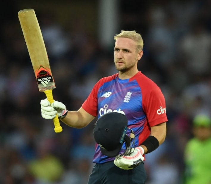 লিভিংস্টোনও সমানভাবে শক্তিশালী প্রার্থী। তার লং-রেঞ্জ হিটিং, লেগ-স্পিন ও অফ-স্পিন বোলিংয়ের দারুণ বৈচিত্র তাকে বিশেষ করে তোলে। তবে বড় ম্যাচে মানসিক দৃঢ়তা ও আন্তর্জাতিক অভিজ্ঞতার দিক থেকে ম্যাক্সওয়েলের অবস্থানই কিছুটা বেশি পোক্ত। তাই নতুন যুগে প্রবেশ করা কেকেআরের জন্য ম্যাক্সওয়েলই হতে পারেন রাসেলের সবচেয়ে উপযুক্ত উত্তরসূরি।