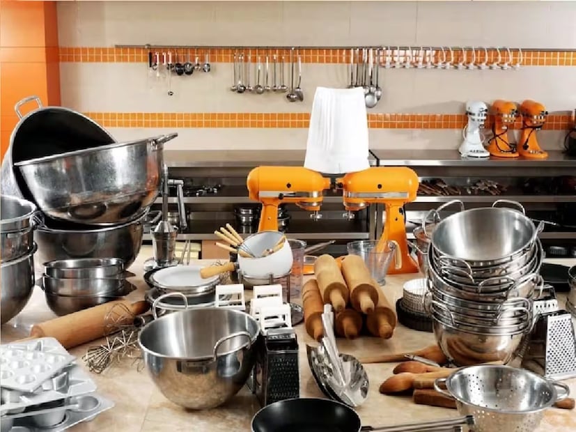 সেটি হল, এঁটো থালাবাসন সেখানে ফেলে রাখা। ব্যাকটেরিয়া উষ্ণ, স্যাঁতসেঁতে জায়গায় দ্রুত বংশবিস্তার করে। এঁটো থালাবাসনের কারণে আপনার সিঙ্ক হয়ে ওঠে ব্যাকটেরিয়া জন্মানোর একটি আদর্শ স্থান। এঁটো বাসন শুকনা রেখে দেওয়ার চেয়ে উষ্ণ, জীবাণুতে পরিপূর্ণ জলে ভিজিয়ে রাখা একটু বেশিই ক্ষতিকর। মোটের ওপর, উষ্ণ ও স্যাঁতসেঁতে পরিবেশে ব্যাকটেরিয়া বেশি জন্মায়। তবে এর মানে এই নয় যে শুকনো সিঙ্ক নিরাপদ।