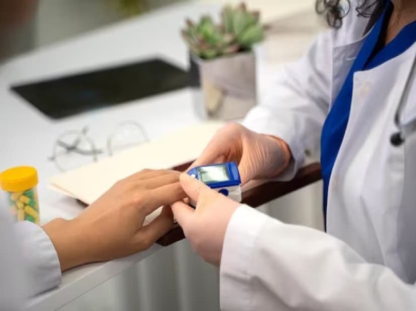  যাঁদের একেবারেই মেথি জল খাওয়া উচিত নয়: ১. যাঁদের রক্তে শর্করার মাত্রা কম বা ডায়াবেটিসের ওষুধ খান মেথি স্বাভাবিকভাবেই রক্তে শর্করার মাত্রা কমায়। ফলে যাঁদের গ্লুকোজ লেভেল কম বা যাঁরা ডায়াবেটিসের ওষুধ নিচ্ছেন, তাঁদের ক্ষেত্রে এটি আরও বিপজ্জনক হতে পারে। মাথা ঘোরা, ক্লান্তি, এমনকি অজ্ঞান হওয়ার সম্ভাবনাও থেকে যায়। তাই এমন পরিস্থিতিতে শুধুমাত্র ডাক্তারের তত্ত্বাবধানে মেথি জল খাওয়া উচিত।