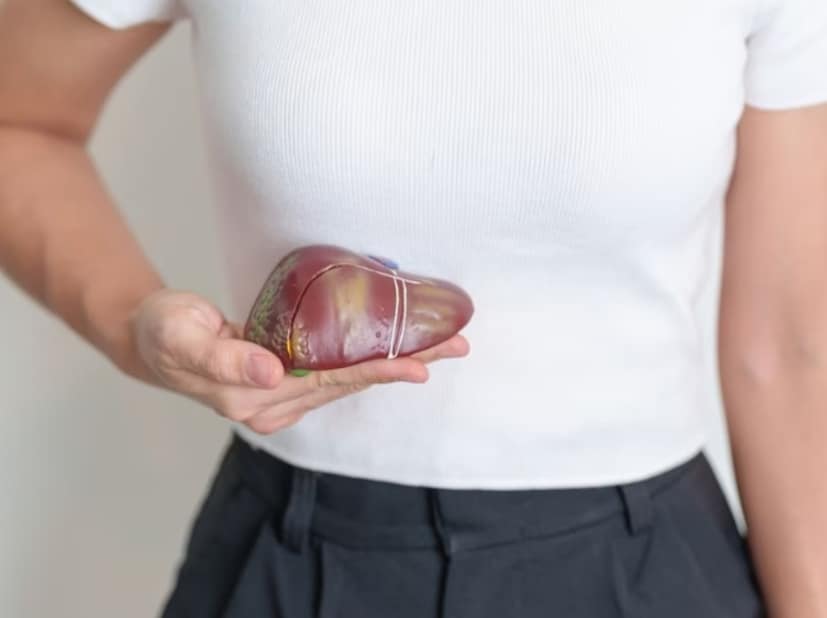 এই রোগের কারণ কী? নন-অ্যালকোহলিক ফ্যাটি লিভার ডিজিজ, দীর্ঘস্থায়ী হেপাটাইটিস এ, বি, সি, আয়রনের অতিরিক্ত পরিমাণ, পিত্তনালীতে দাগ/অবরোধ/প্রদাহ, অটোইমিউন লিভার ডিজিজ এবং মদ্যপান এই রোগের প্রধান কারণ।