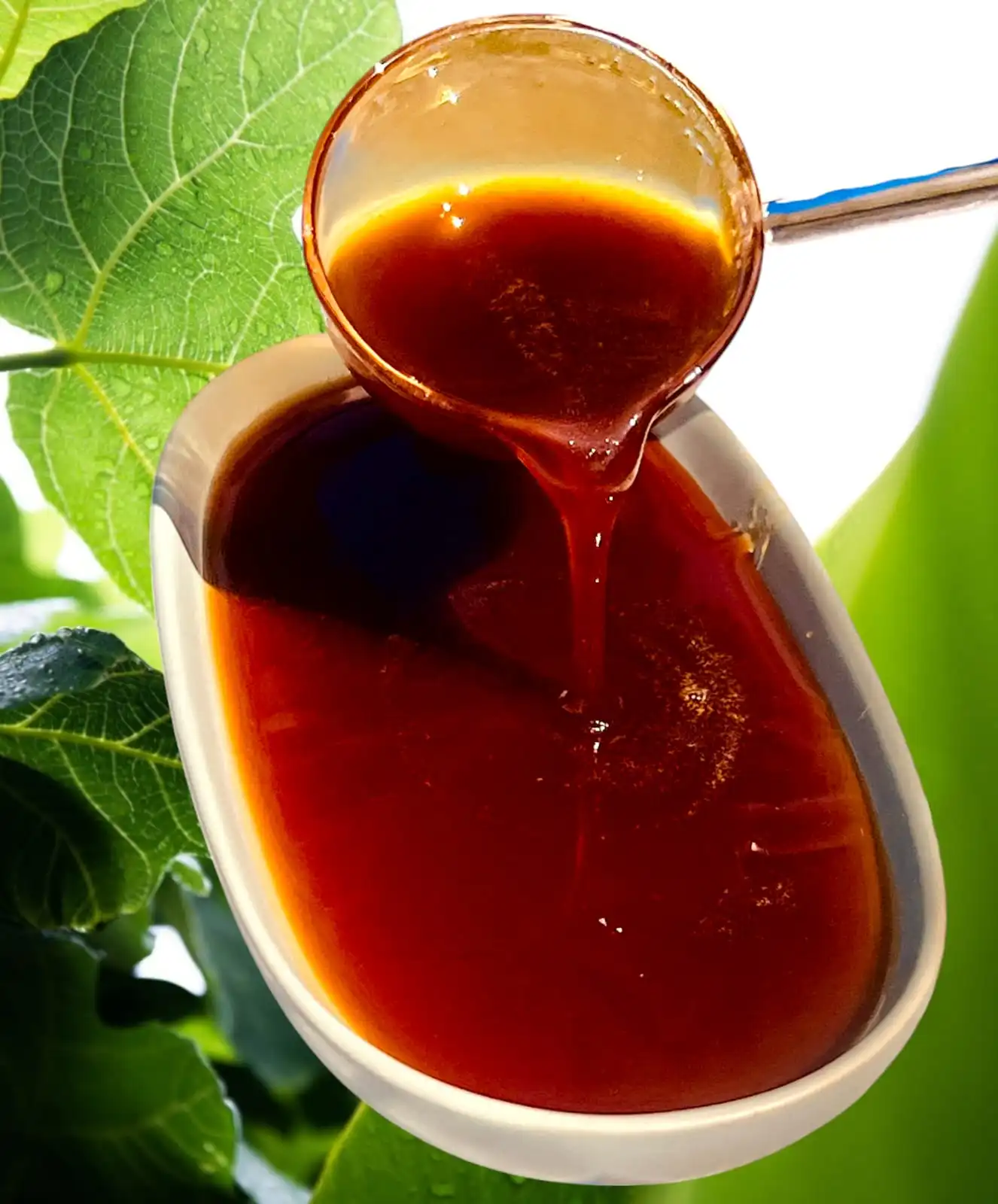 আসল খেজুর গুড়ের পাটালি চকচক করে না। খাঁটি পাটালির রং হয় কালচে লাল। এটি নরম ও রসালো হয়। অনেক সময় পাটালির অংশ কিছুটা শক্ত হতে পারে, কিন্তু ভিতরটা রসালো হয়।