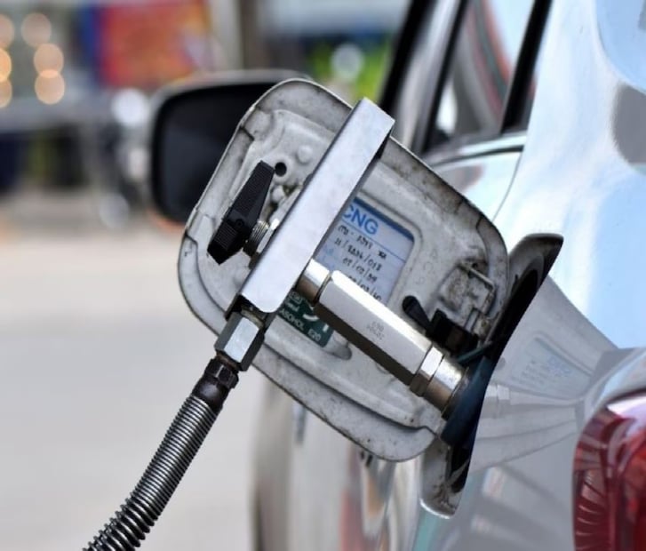 এলপিজি আর সিএনজি—নাম কাছাকাছি হলেও ব্যবহার, গঠন আর নিরাপত্তার দিক থেকে একেবারেই আলাদা। সিএনজি মূলত মিথেন গ্যাস, আর এলপিজি প্রোপেন ও বিউটেনের মিশ্রণ। দু’টিকেই চাপে ভরা সিলিন্ডারে রাখা হয়, তবে সিএনজি গ্যাস আকারে থাকে এবং এলপিজি তরলে পরিণত হয়।