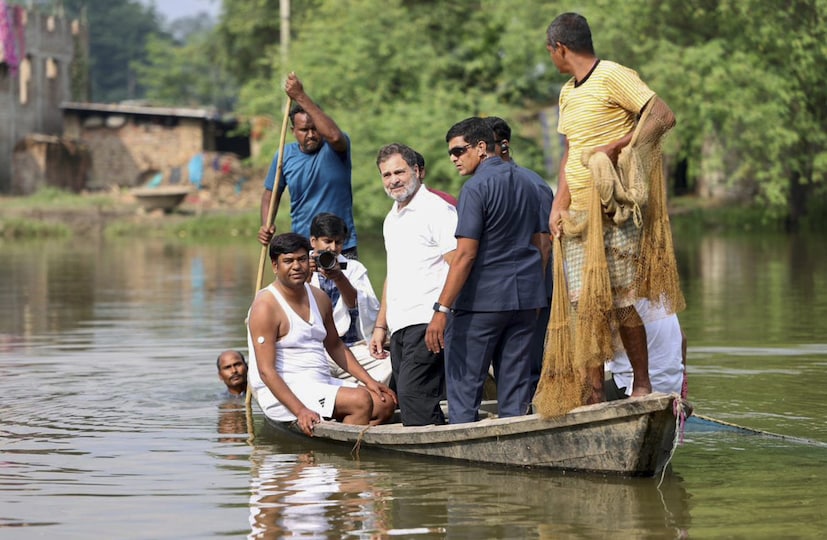 এদিন বেগুসরাই জেলায় একটি সমাবেশে ভাষণ দেন লোকসভার বিরোধী দলনেতা রাহুল গান্ধি। প্রাক্তন প্রতিমন্ত্রী মুকেশ সাহনির সঙ্গে কাছেরই একটি পুকুরে গিয়েছিলেন রাহুল। তাঁর সঙ্গে ছিলেন কংগ্রেস নেতা কানহাইয়া কুমার। সেখানেই জেলেদের সঙ্গে কথা বলার জন্য নৌকায় চড়েন রাহুল। হঠাৎই মাঝ পুকুরে পৌঁছতেই জলে ঝাঁপ দেন তিনি।