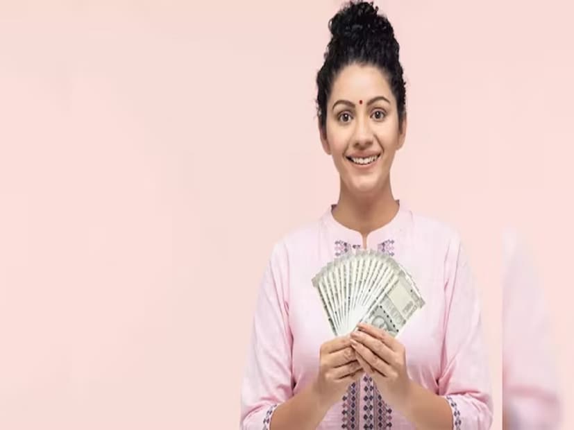 আজকাল লোকেরা স্ত্রীর ভবিষ্যৎ আর্থিকভাবে সুরক্ষিত করতে পছন্দ করে, যাতে তাদের ভবিষ্যতের জন্য অন্য কারও উপর নির্ভর করতে না হয়। আজ আমরা দেখব কীভাবে স্মার্ট বিনিয়োগ স্ত্রীর ভবিষ্যৎ সুরক্ষিত করতে পারে। অর্থ সঞ্চয় করাই যথেষ্ট নয়; সঠিক জায়গায় বিনিয়োগ করা অত্যন্ত গুরুত্বপূর্ণ যাতে স্ত্রী ভবিষ্যতে শক্তিশালী রিটার্ন পায় এবং আর্থিকভাবে শক্তিশালী হয়। সৌভাগ্যবশত, অনেক চমৎকার স্কিম রয়েছে যেখানে স্ত্রীর নামে বিনিয়োগ করে সত্যিকার অর্থে ধনী হওয়া যেতে পারে। এই স্কিমগুলি কেবল নিরাপদই নয় বরং দীর্ঘমেয়াদে চমৎকার রিটার্নও প্রদান করতে পারে। এমন ৫ স্কিম সম্পর্কে জেনে নেওয়া যাক, যা স্ত্রীর জন্য একটি শক্তিশালী আর্থিক ভিত্তি তৈরি করবে এবং তাকে কোটিপতি হতে সাহায্য করবে। আজকাল লোকেরা স্ত্রীর ভবিষ্যৎ আর্থিকভাবে সুরক্ষিত করতে পছন্দ করে, যাতে তাদের ভবিষ্যতের জন্য অন্য কারও উপর নির্ভর করতে না হয়। আজ আমরা দেখব কীভাবে স্মার্ট বিনিয়োগ স্ত্রীর ভবিষ্যৎ সুরক্ষিত করতে পারে। অর্থ সঞ্চয় করাই যথেষ্ট নয়; সঠিক জায়গায় বিনিয়োগ করা অত্যন্ত গুরুত্বপূর্ণ যাতে স্ত্রী ভবিষ্যতে শক্তিশালী রিটার্ন পায় এবং আর্থিকভাবে শক্তিশালী হয়। সৌভাগ্যবশত, অনেক চমৎকার স্কিম রয়েছে যেখানে স্ত্রীর নামে বিনিয়োগ করে সত্যিকার অর্থে ধনী হওয়া যেতে পারে। এই স্কিমগুলি কেবল নিরাপদই নয় বরং দীর্ঘমেয়াদে চমৎকার রিটার্নও প্রদান করতে পারে। এমন ৫ স্কিম সম্পর্কে জেনে নেওয়া যাক, যা স্ত্রীর জন্য একটি শক্তিশালী আর্থিক ভিত্তি তৈরি করবে এবং তাকে কোটিপতি হতে সাহায্য করবে।