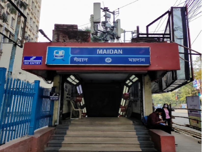 ময়দান মেট্রোর টানেলে জল ঢুকে পরিষেবা বন্ধ হওয়ার ঘটনা এর আগেও ঘটেছে, বিশেষ করে আগস্ট ২০২৩-এর পর থেকে। এটি মূলত রক্ষণাবেক্ষণের অভাবের কারণে হচ্ছে বলে মনে করা হচ্ছে। এই কারণে, অফিস টাইমে টালিগঞ্জ ও ময়দান স্টেশনের মধ্যে মেট্রো চলাচল প্রায় এক ঘণ্টা বন্ধ রাখা হয়েছিল আগেও। সম্প্রতি, জুলাই মাসেও চাঁদনি ও সেন্ট্রালের মধ্যে টানেলে জল ঢুকেছিল, যা মেট্রো পরিষেবা ব্যাহত করে।