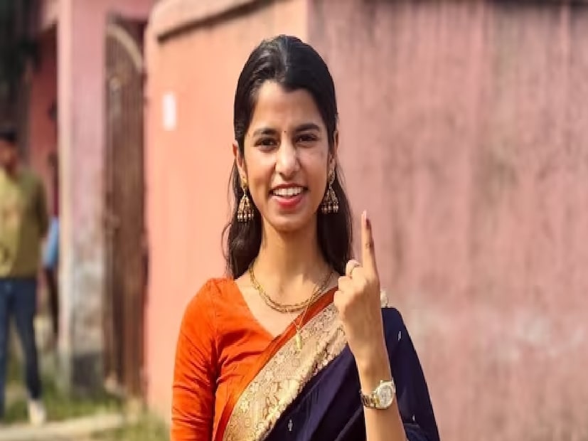 বিহার নির্বাচনে আলিনগর আসন থেকে বিজেপির প্রার্থী মৈথিলী ঠাকুর এগিয়ে রয়েছেন।নির্বাচন কমিশনের সর্বশেষ তথ্য অনুযায়ী, ২৫ বছর বয়সী এই প্রার্থী গণনার ১১ রাউন্ড শেষে ৮,৫৫১ ভোটে এগিয়ে আছেন। চোখ এখন তাঁর দিকেই। জানেন কে এই মৈথিলী?