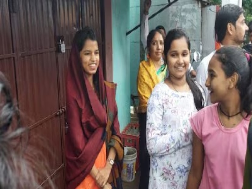 এর আগে প্রচারের সময় তিনি বলেছিলেন—যদি জয়ী হন, তাহলে আলিনগরের নাম পরিবর্তন করে ‘সীতানগর’ রাখার উদ্যোগ নেবেন।আজ সকালেও তিনি ইন্ডিয়া টুডেকে দেওয়া সাক্ষাৎকারে সেই প্রতিশ্রুতি পুনরায় উল্লেখ করেছেন।