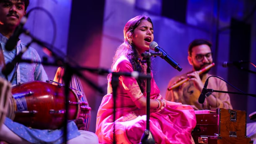 মৈথিলী ঠাকুর মূলত সঙ্গীত জগতের পরিচিত মুখ। তিনি ভারতীয় শাস্ত্রীয় সঙ্গীত, মৈথিলী লোকগান, ভোজপুরি সঙ্গীত, ভক্তিমূলক ভজন এবং হালকা ধাঁচের ফিল্মি গান—সব ধারাতেই দক্ষ।তাঁর কণ্ঠে লোকসঙ্গীতের ঐতিহ্য যেমন শক্তভাবে ধরা পড়ে, তেমনই সমসাময়িক সুরের সঙ্গে মিশে যায় সহজাতভাবে।