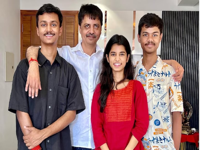 তিনি মধুবনির বেনিপট্টিতে জন্মেছেন। পরে তাঁর পরিবার সঙ্গীত–চর্চার আরও সুযোগের জন্য উঠে আসে দিল্লির দ্বারকায়। তাঁর বাবা রমেশ ঠাকুর পেশায় সঙ্গীত শিক্ষক, আর খুব ছোটবেলা থেকেই বাবা এবং দাদুর কাছে তাঁকে নিয়মিত গানের তালিম দেওয়া হয়।এই পারিবারিক সঙ্গীত পরিবেশই তাঁকে শৈশব থেকেই গভীরভাবে সঙ্গীতে যুক্ত করে।