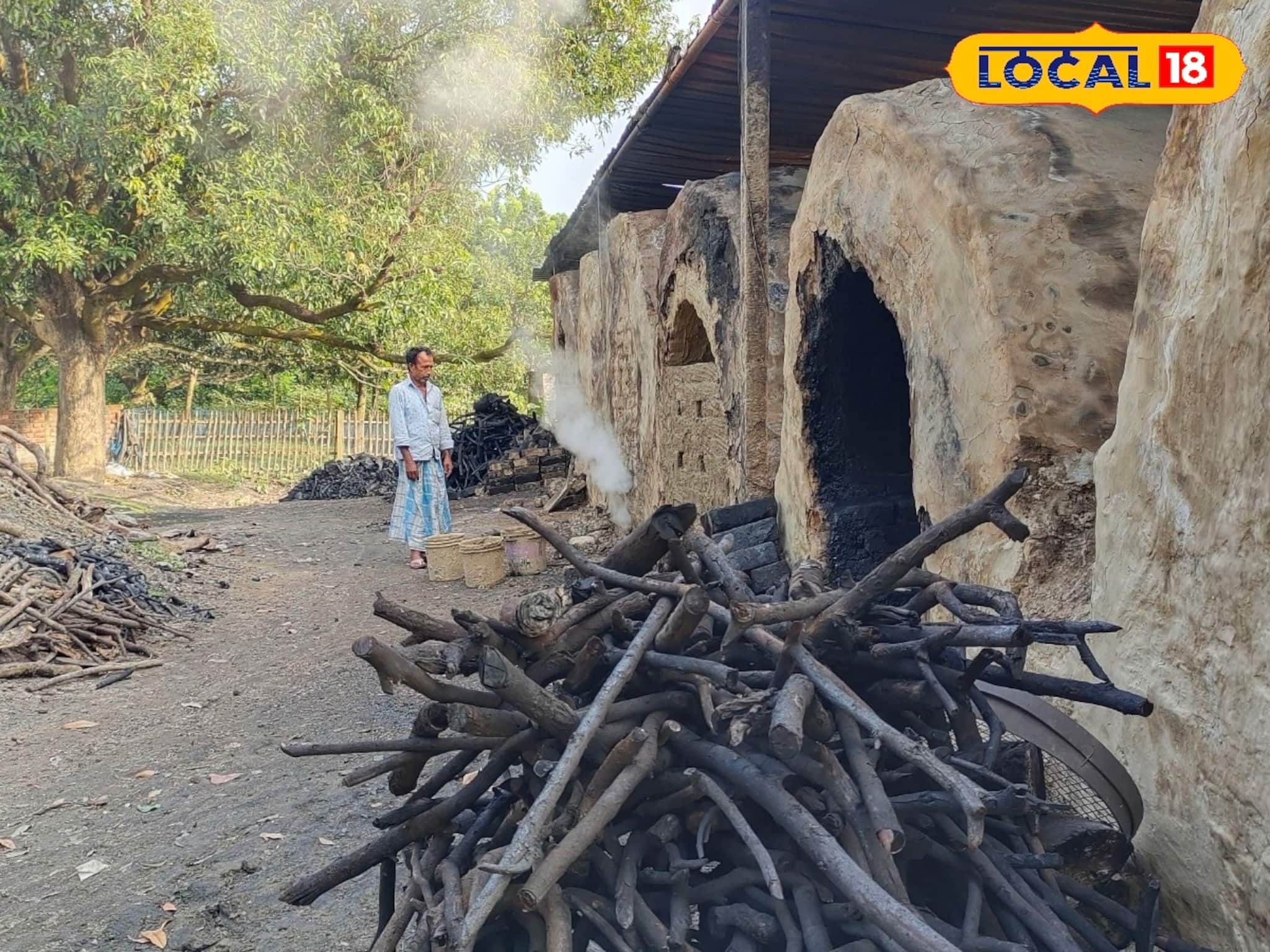 Malda News: কাঠ পুড়িয়ে তৈরি হয় নতুন জ্বালানি, মালদহের ‘কালো সোনা’ কাঠকয়লা! হোটেল-কারখানায় এখনও ভরসা