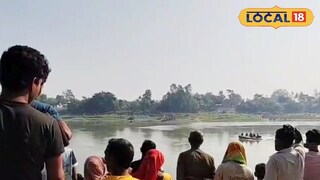 মহানন্দা নদীর সামনে স্থানীয়দের ভিড়।