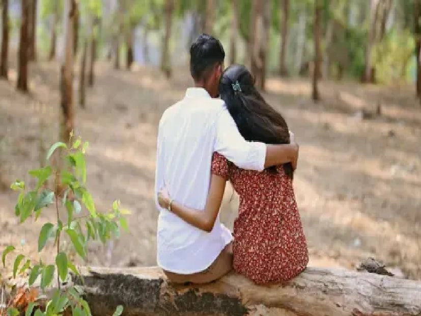 কানপুরের বাসিন্দা ৩৫ বছর বয়সী চম্পি বিরক্ত হয়েছিল৷ কারণ তার প্রেমিকা বাবা-মায়ের পছন্দ করা ছেলের সঙ্গে বিয়ের জন্য তৈরি হচ্ছিল৷ এদিকে প্রেমিকাও  বিবাহিত চম্পির থেকে নিজেকে দূরে সরিয়ে রাখেছিলেন। পুলিশের মতে, চম্পির এই ঘটনা পছন্দ ছিল না এবং সে প্রায়শই তাঁর সঙ্গে দেখা করার চেষ্টা করত।