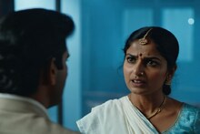 বউ স্বামীকে ছেড়ে বাপের বাড়ি চলে এসেছিল, এবার তাই শ্বশুরবাড়ির সামনে ধরনা বরের