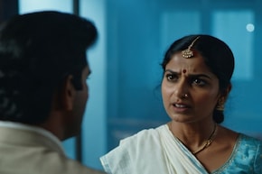 বউ স্বামীকে ছেড়ে বাপের বাড়ি চলে এসেছিল, এবার তাই শ্বশুরবাড়ির সামনে ধরনা বরের