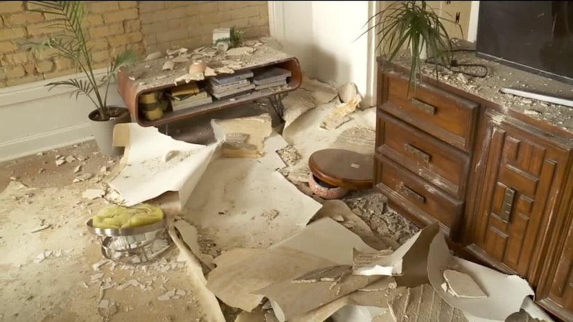 ঘরের ভেতরে থাকলে কী করবেন?১. মাটিতে শুয়ে পড়ুন। ২. একটি শক্ত টেবিল বা আসবাবের নীচে লুকিয়ে পড়ুন। ৩. কম্পন বন্ধ না হওয়া পর্যন্ত কিছু ধরে নিজেকে সুস্থ রাখুন।