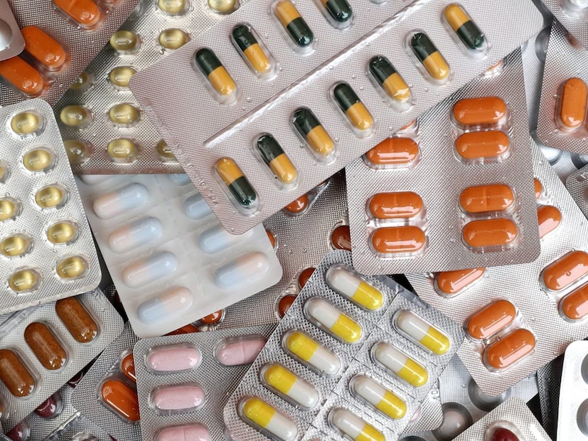 বাড়িতে বাস্তু দোষের পাশাপাশি বাড়িতে ভুল দিকে রাখা জিনিসগুলিও-এর কারণ হতে পারে। এর মধ্যে একটি হল ওষুধ ভুল দিকে রয়েছে। ওষুধ ভুল দিকে রাখলে বাড়ির কিছু সদস্য অসুস্থ হয়ে পড়তে পারেন বলে বিশ্বাস করেন অনেকে। জেনে নিন বাস্তু মতে বাড়ির কোন দিকে ওষুধ রাখবেন এবং কোন দিকে রাখবেন না। (প্রতীকী ছবি) 