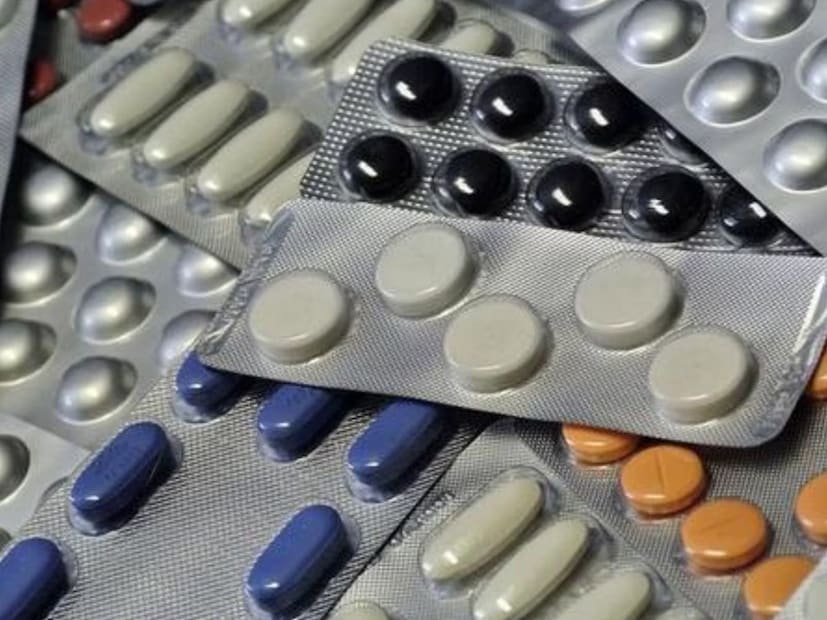 বাস্তু বিশেষজ্ঞরা বলেন, উত্তর ও পশ্চিমে এটি কখনই রাখা উচিত নয়। কথিত আছে যে আপনি যদি এই দিকে ওষুধ রাখেন তবে এর প্রভাব খুব হাল্কা হয়ে যায়। এছাড়াও, দক্ষিণ-পূর্ব এবং দক্ষিণ দিকে ওষুধ রাখবেন না। এ কারণে বাড়িতে রোগবালাই বাসা বাঁধতে থাকে। এ ছাড়া রান্নাঘরে ওষুধও রাখা উচিত নয়। এতে ঘরে বাস্তু দোষের সৃষ্টি হয় এবং ব্যক্তির প্রতি রোগ আকৃষ্ট হয়। (প্রতীকী ছবি) 