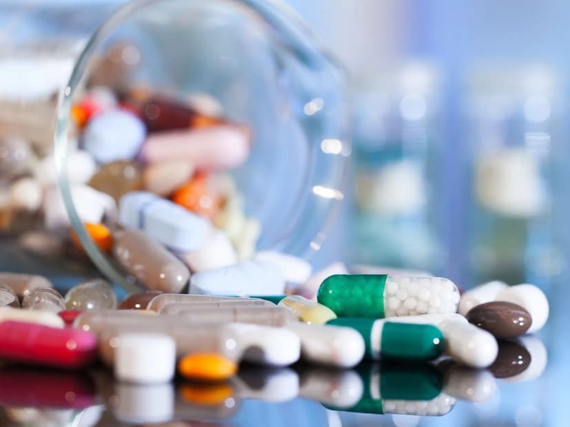 এই দিকে ওষুধ রাখুন - বাস্তু অনুসারে, বাড়ির উত্তরে অর্থাৎ, উত্তর-পূর্ব কোণে ওষুধ রাখা স্বাস্থ্য এবং সুস্থ শরীরের জন্য সবচেয়ে শুভ বলে মনে করা হয়। একে সূর্যের অবস্থাও বলা হয়। এই স্থানে রাখলে মানুষের জীবন থেকে রোগ দূর করে। 