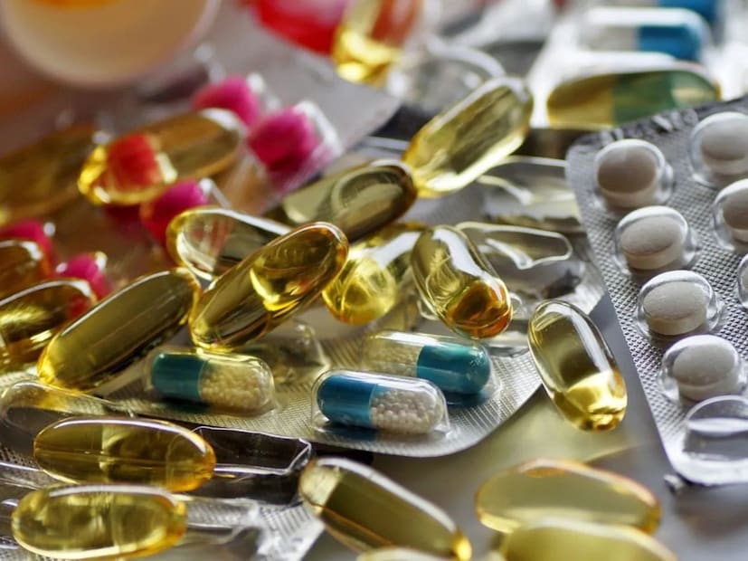 বাস্তুশাস্ত্র অনুসারে ঘরে বিছানার মাথা থেকে পড়ার টেবিল পর্যন্ত ওষুধ রাখা উচিত নয়। এসব স্থানে ওষুধ রাখলে ব্যক্তির ভাগ্যের ওপর প্রভাব পড়ে। এ কারণে ওষুধের প্রভাব কমে যায়। এছাড়াও, রোগটি এক সদস্য থেকে অন্য সদস্যে ছড়িয়ে পড়ে। পরিবারের একজন সদস্য অসুস্থতায় থেকেই যায়। (প্রতীকী ছবি) 